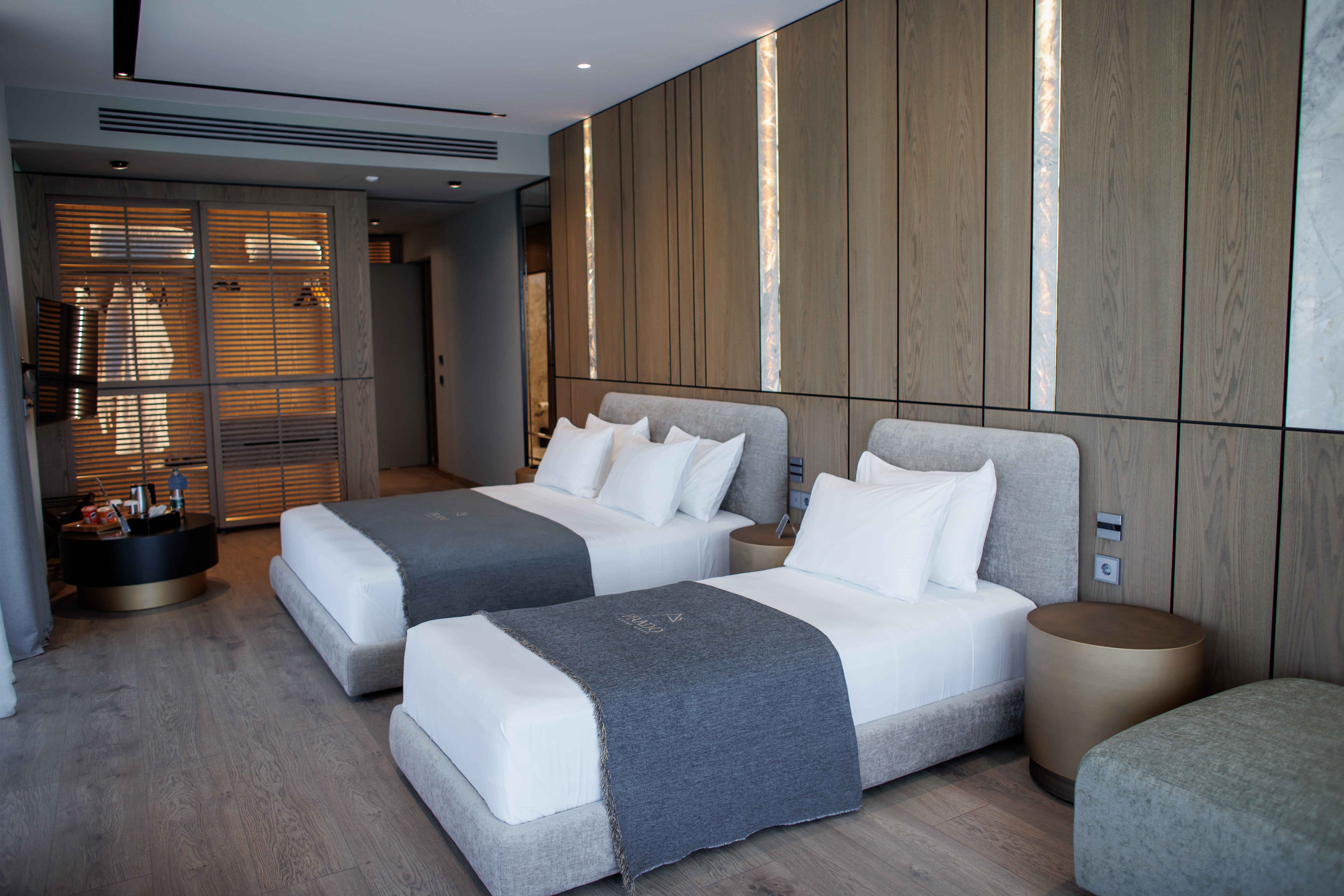 prado_luxury_hotel_room_junior_suite_seaview_jacuzzi_side_view_lights