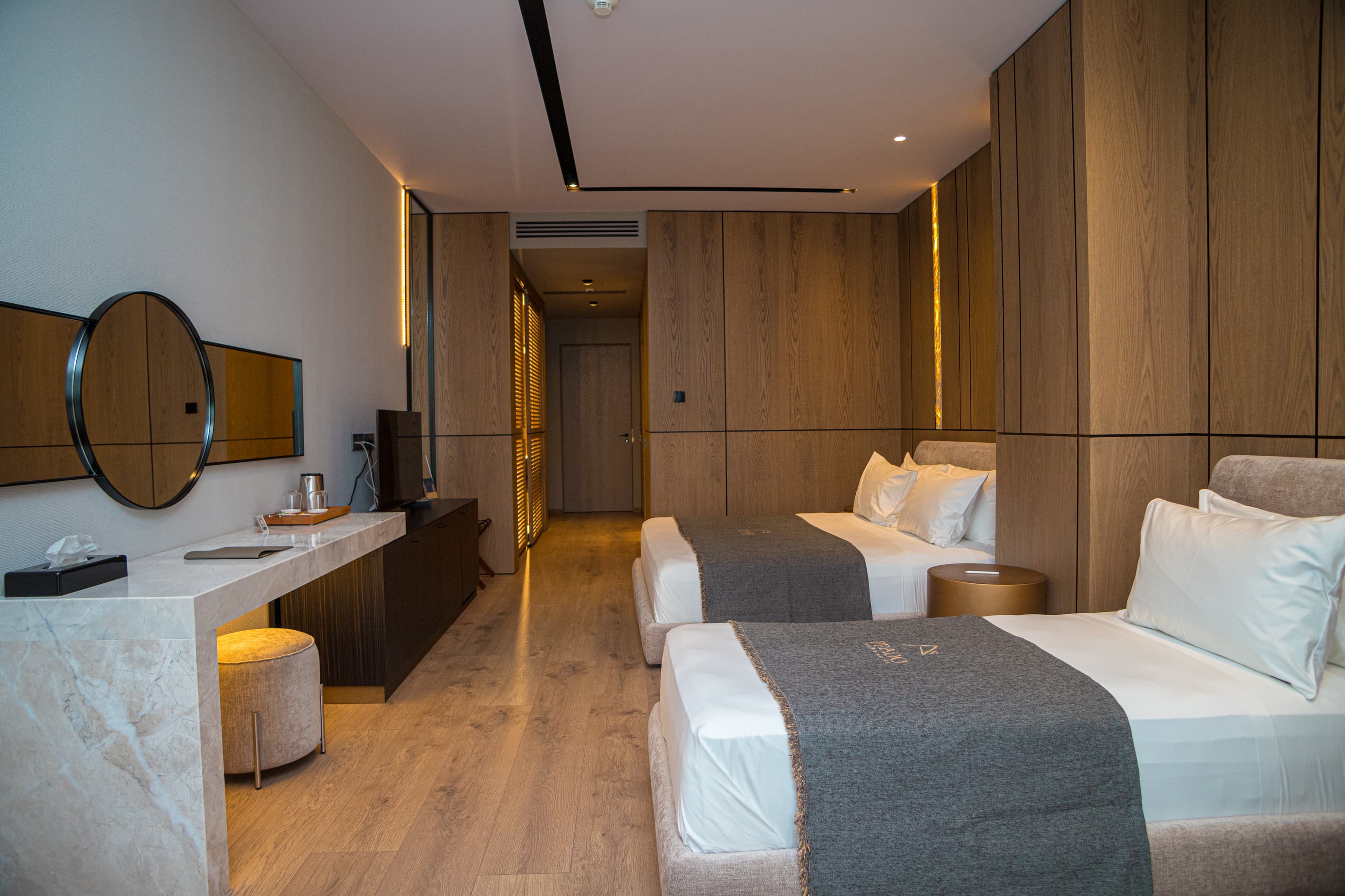 prado_luxury_hotel_room_junior_suite_seaview_jacuzzi_side_view_mirror