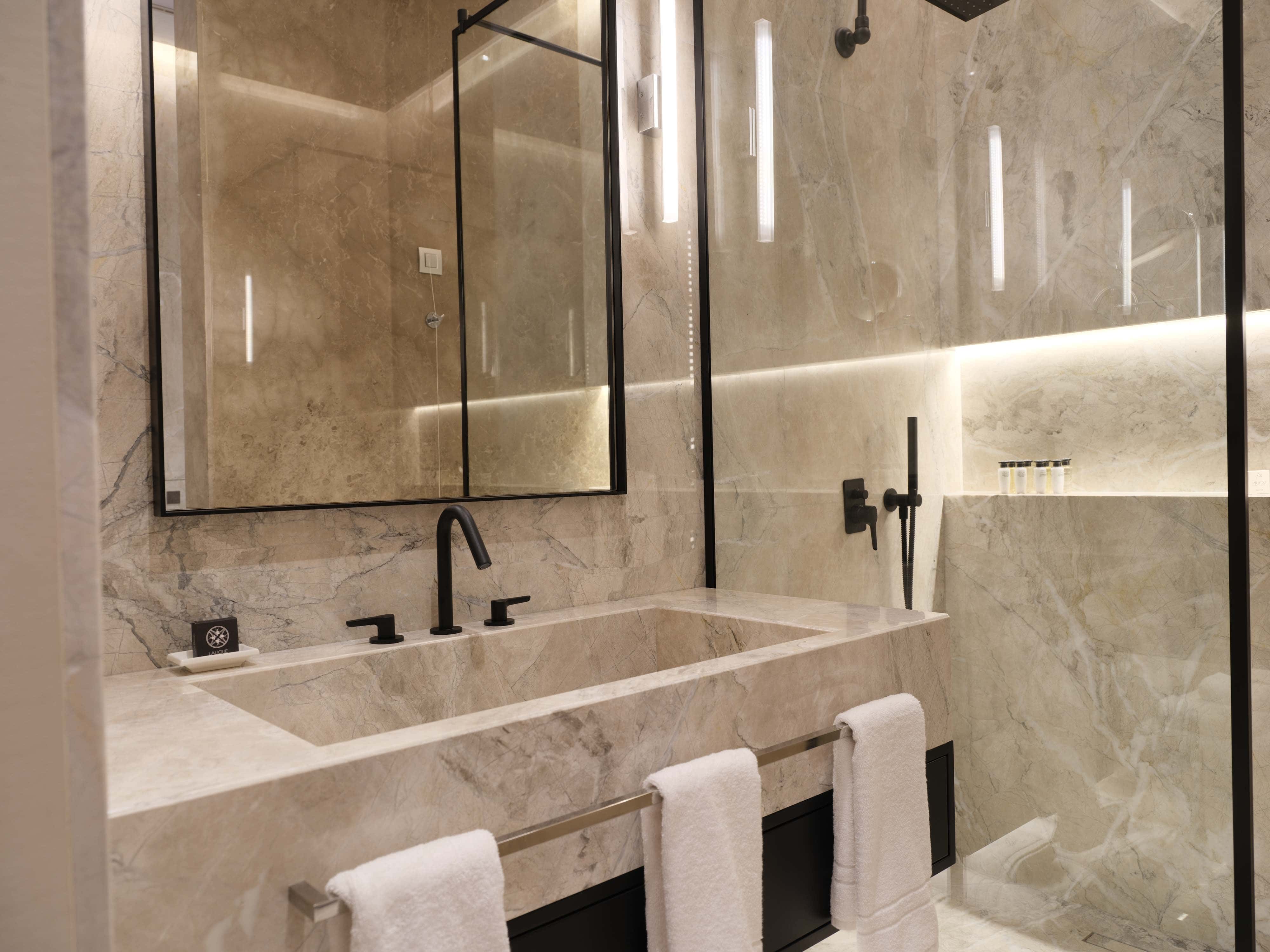prado_luxury_hotel_room_junior_suite_seaview_jacuzzi_toilet_towels