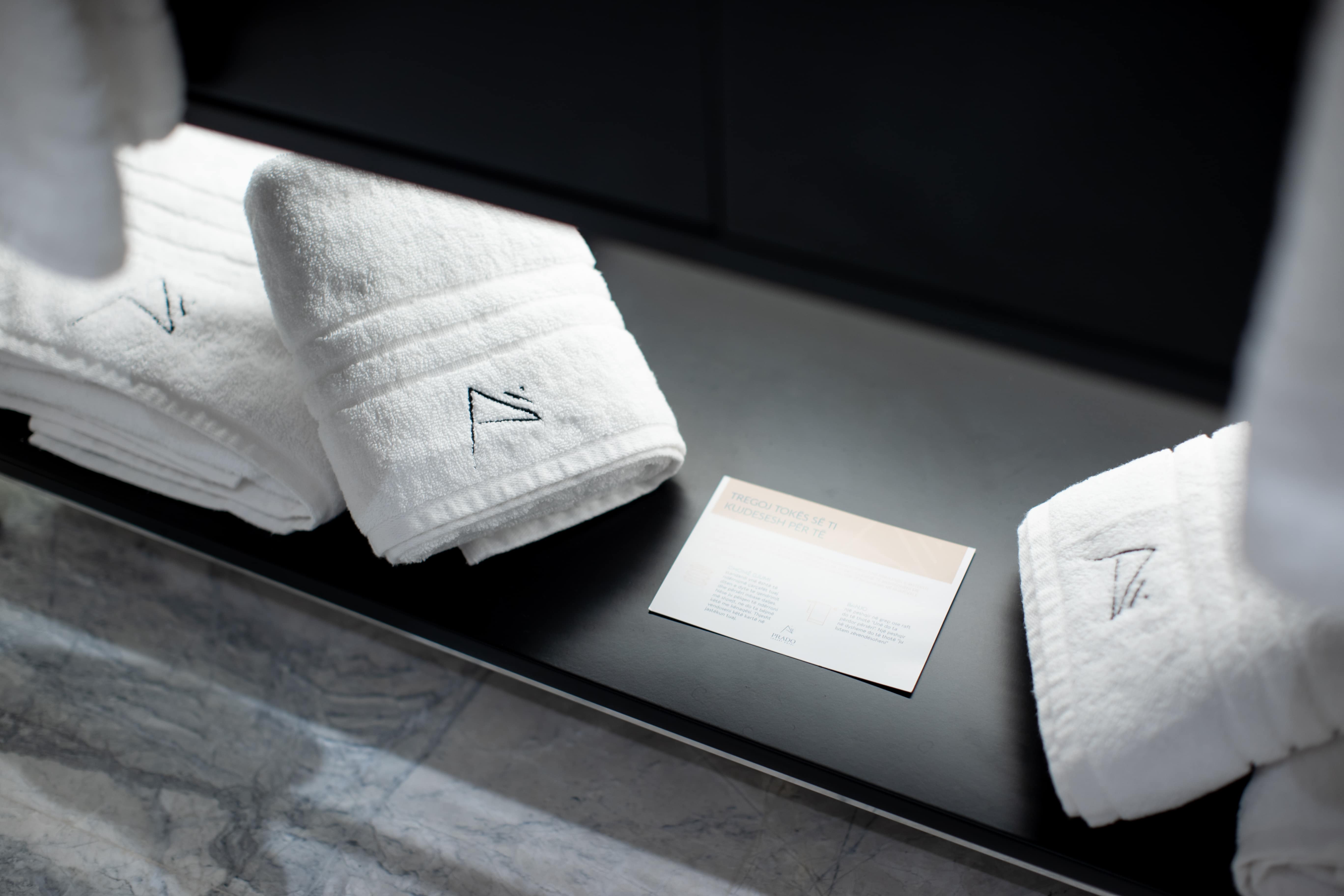 prado_luxury_hotel_room_junior_suite_seaview_jacuzzi_towels