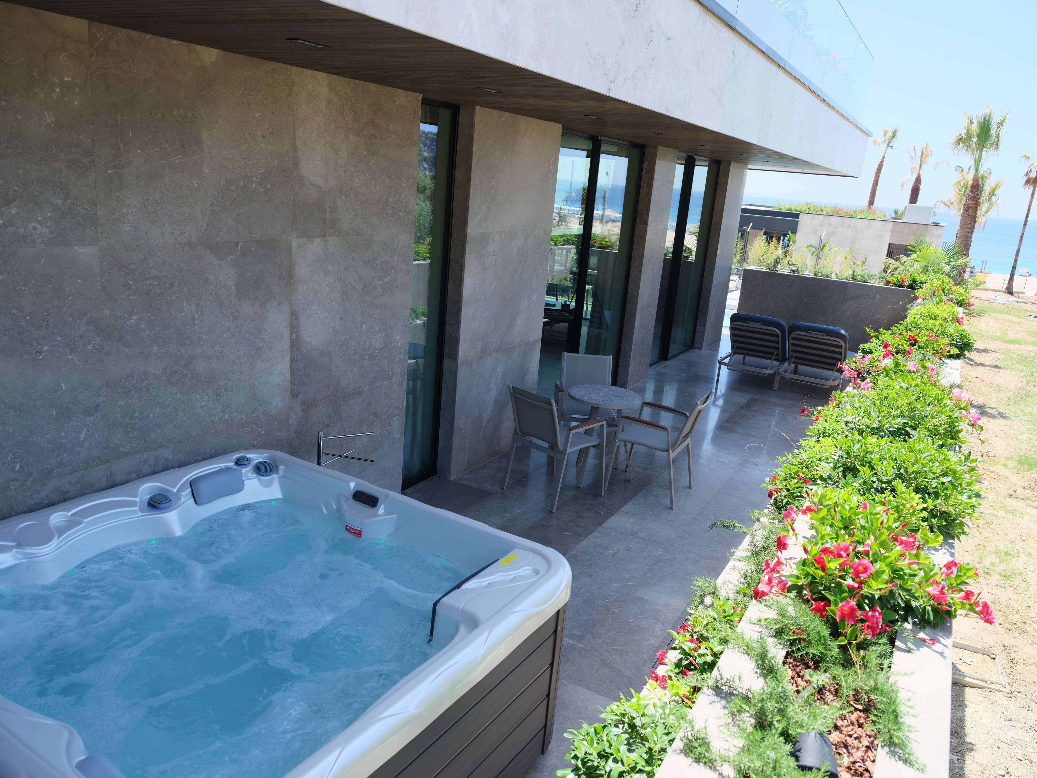 prado_luxury_hotel_room_junior_suite_seaview_jacuzzi_working