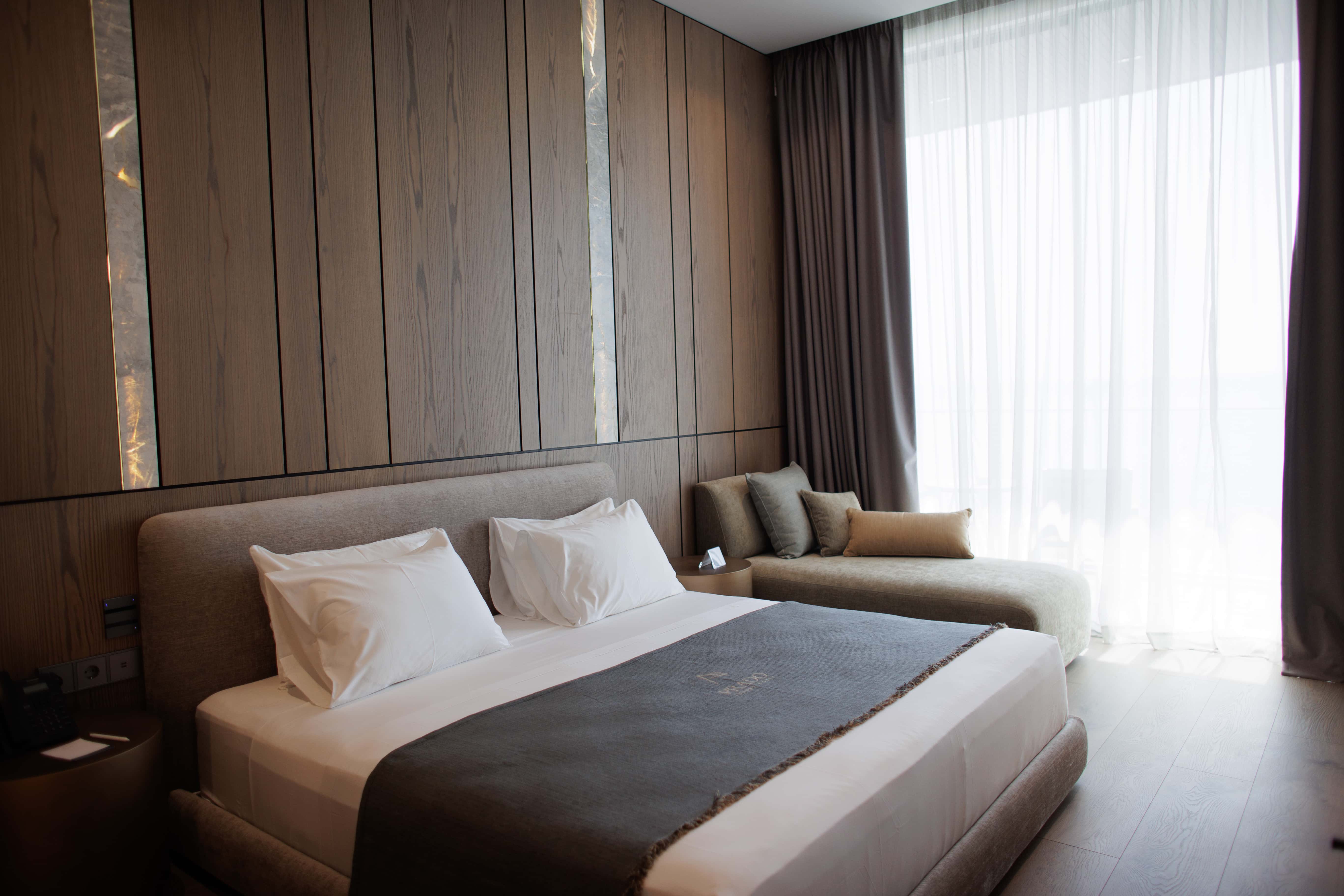 prado_luxury_hotel_room_junior_suite_seaview_lights