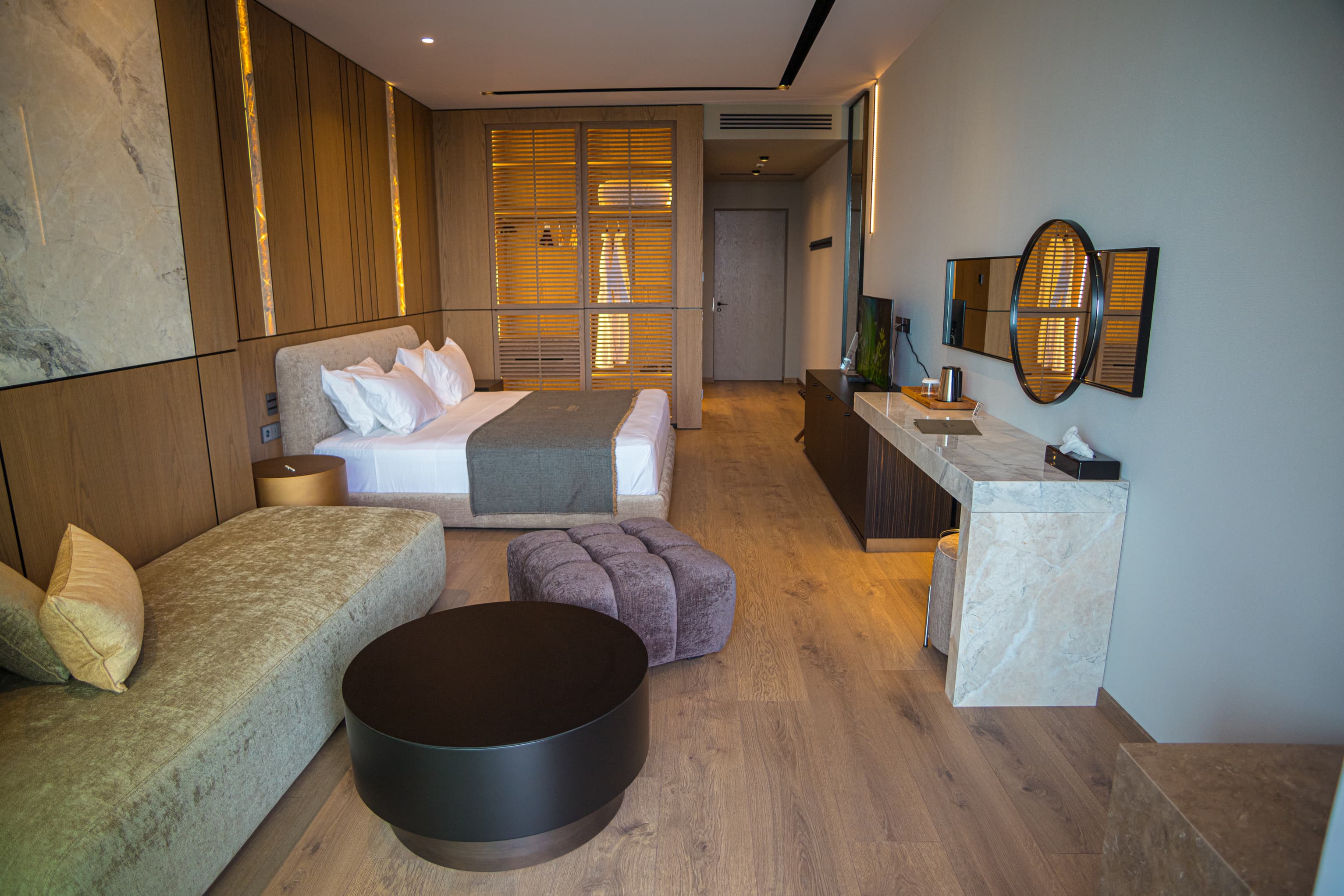 prado_luxury_hotel_room_junior_suite_side_view_lights