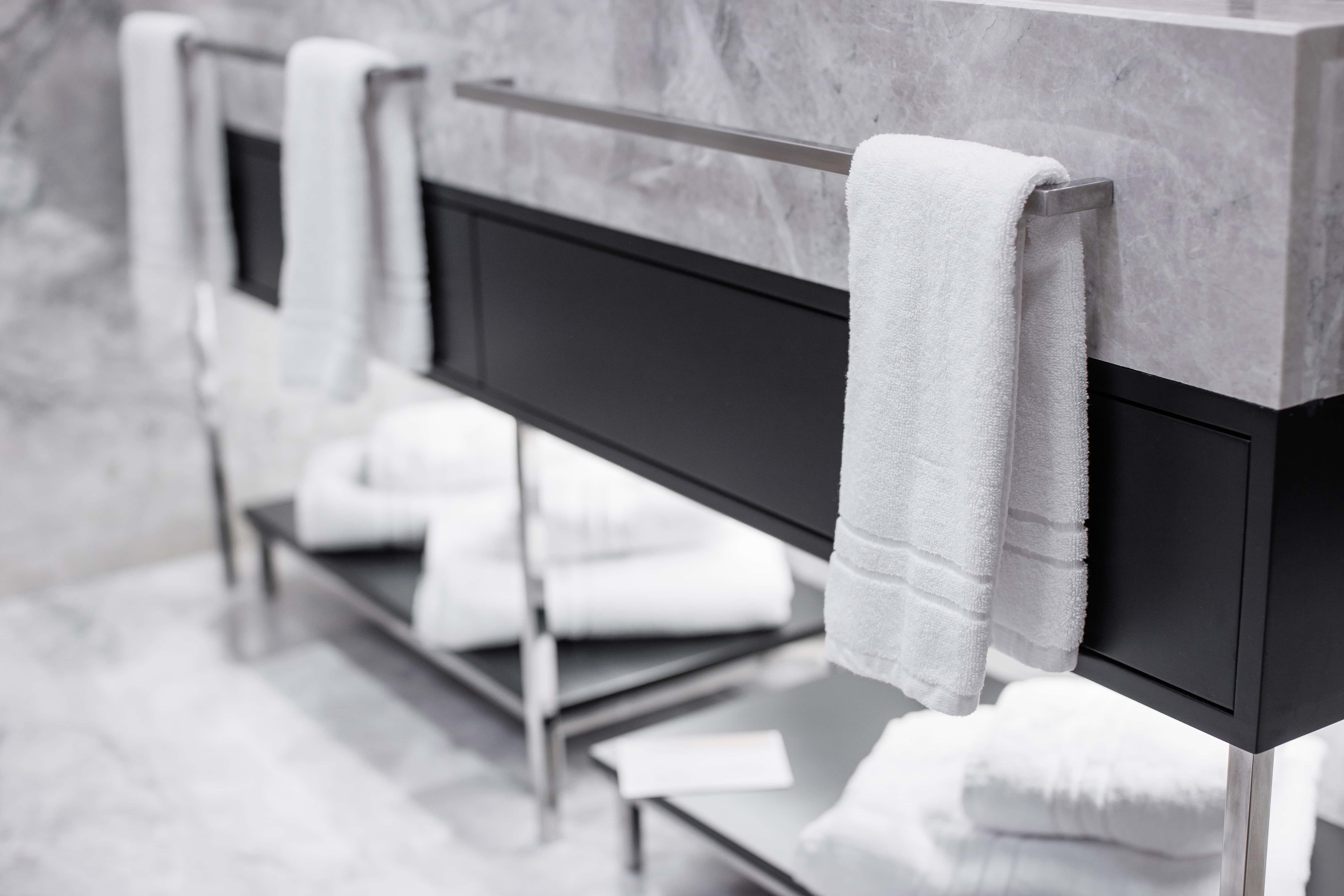 prado_luxury_hotel_room_junior_suite_toilet_towels