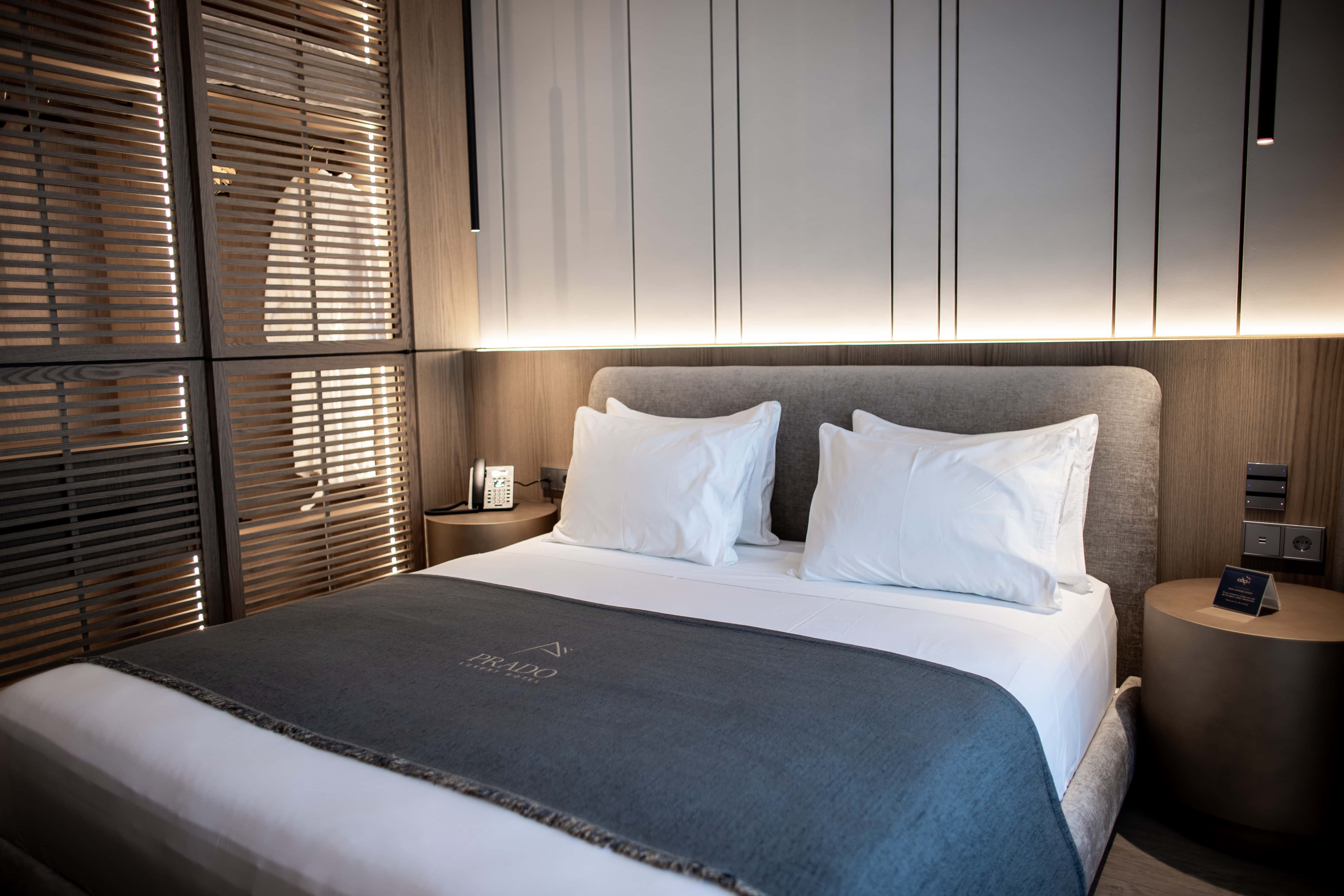 prado_luxury_hotel_room_standard_bed_frontal