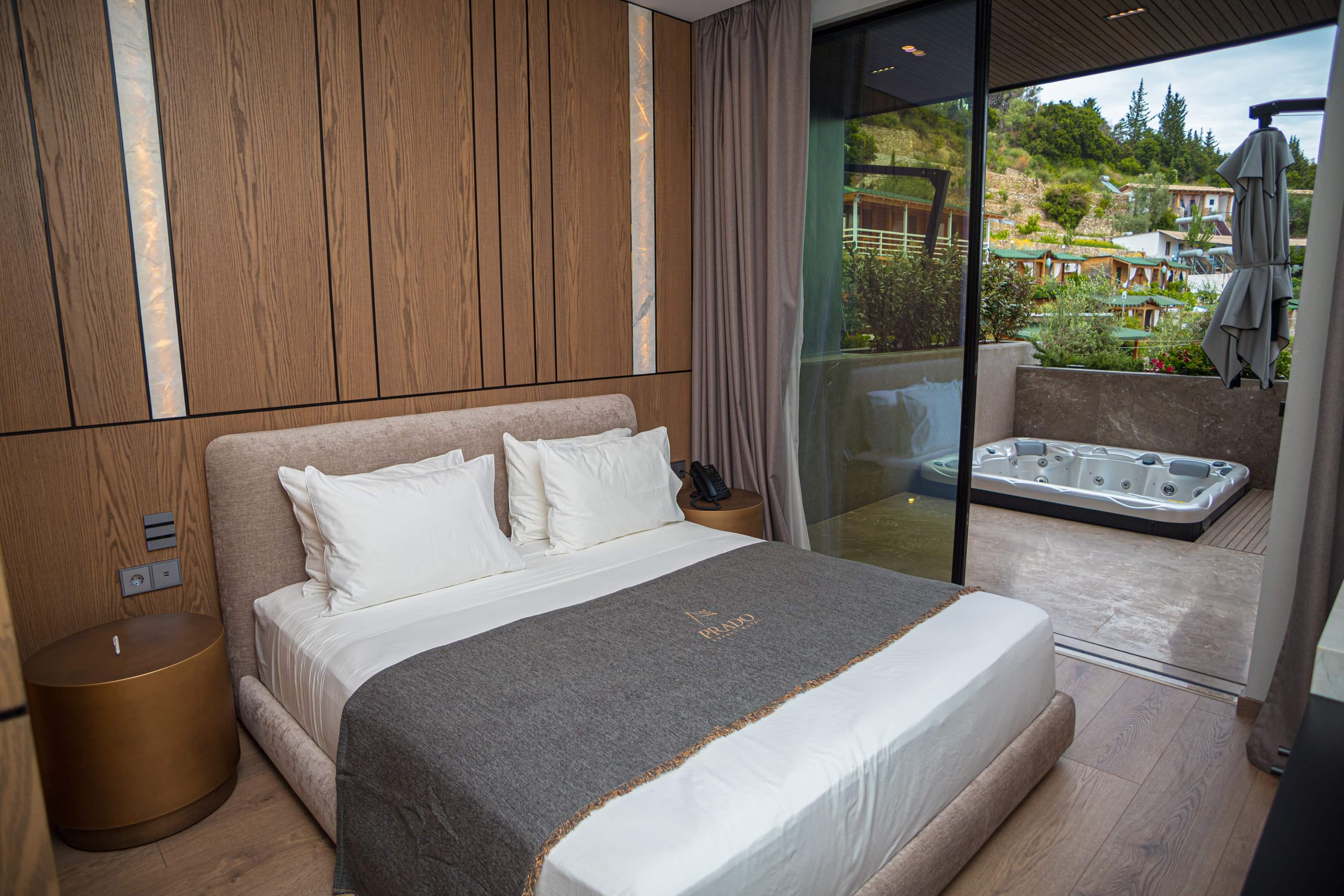 prado_luxury_hotel_room_standard_jacuzzi_balcony
