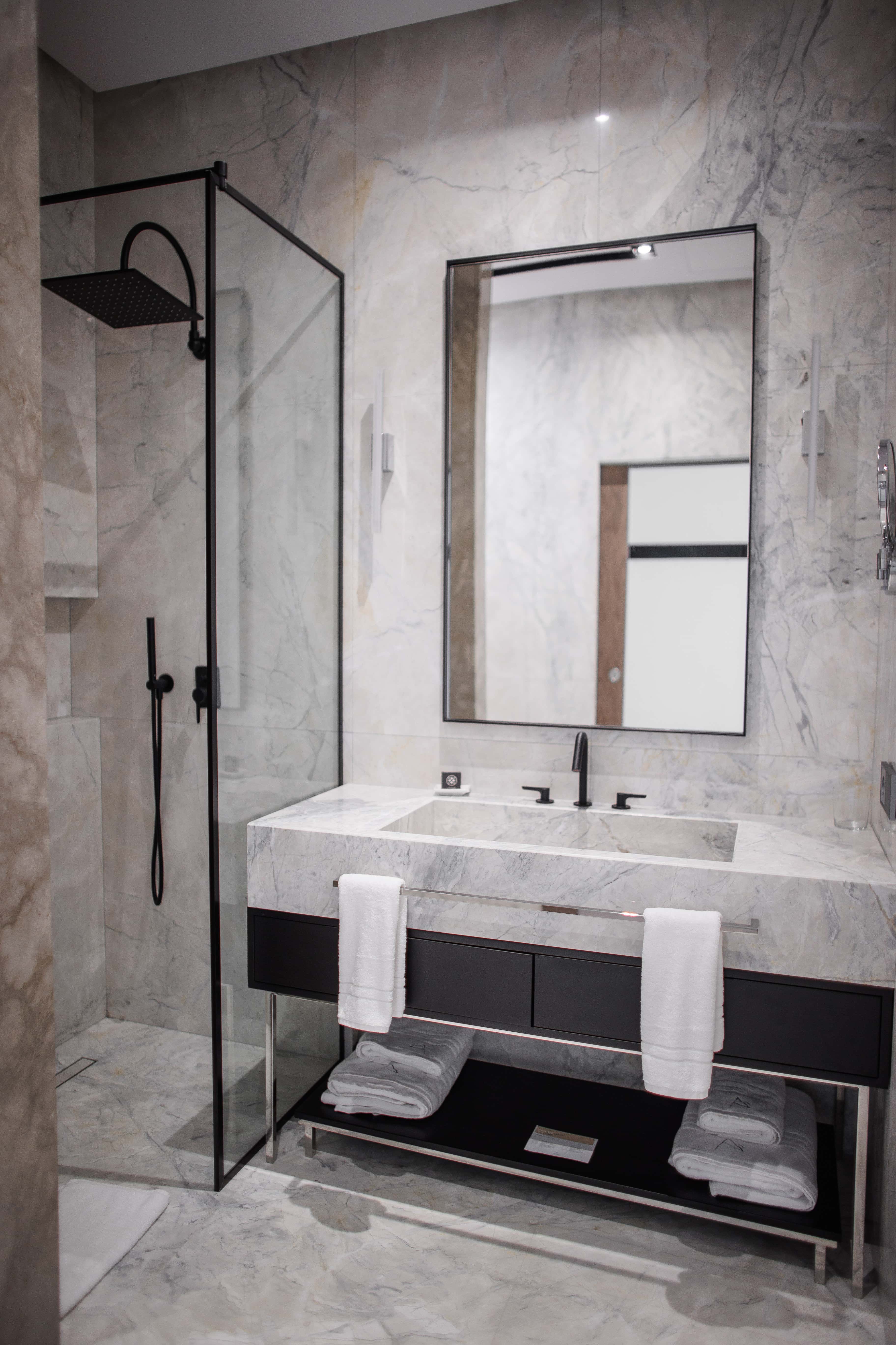 prado_luxury_hotel_room_standard_jacuzzi_bathroom