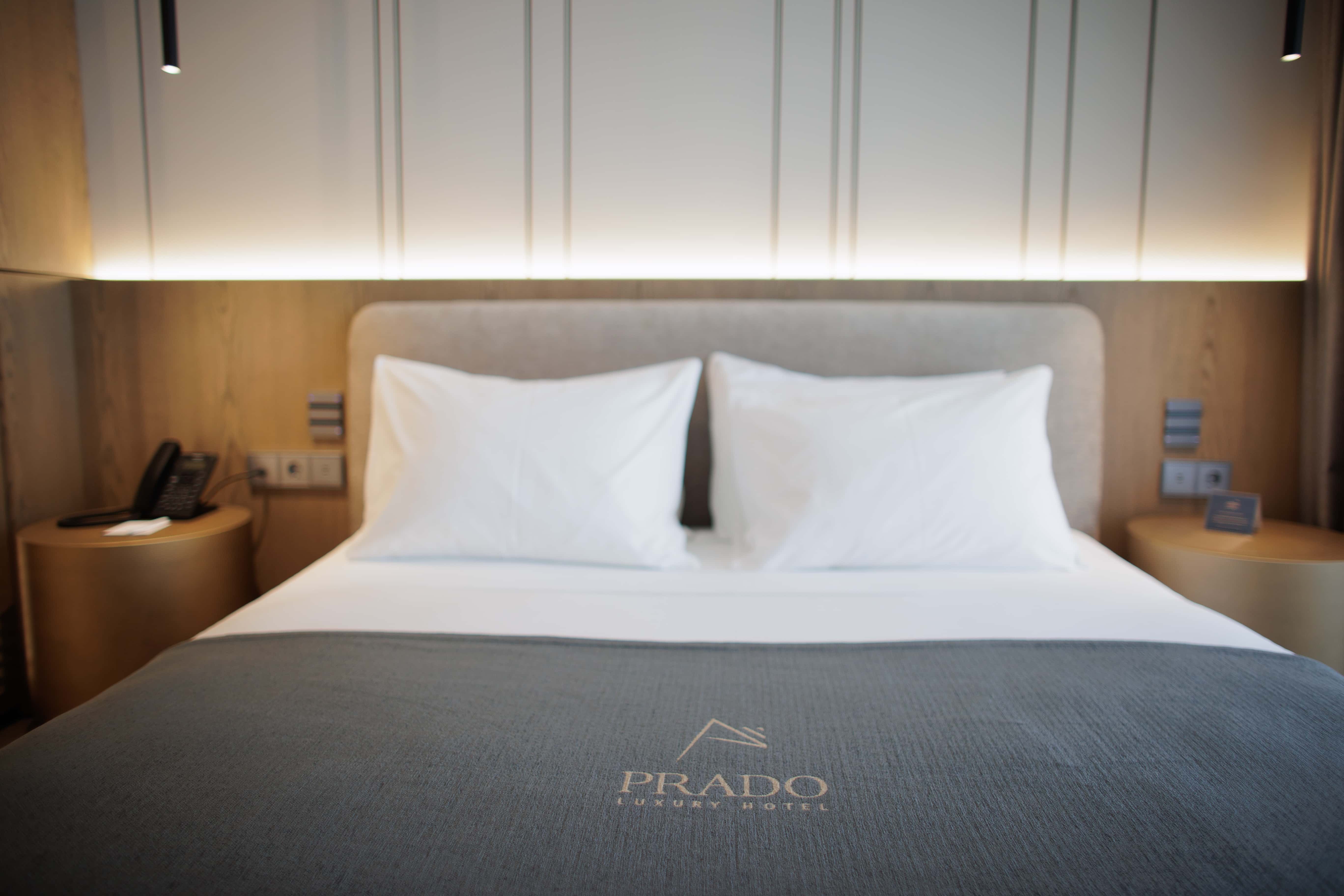 prado_luxury_hotel_room_standard_jacuzzi_bed