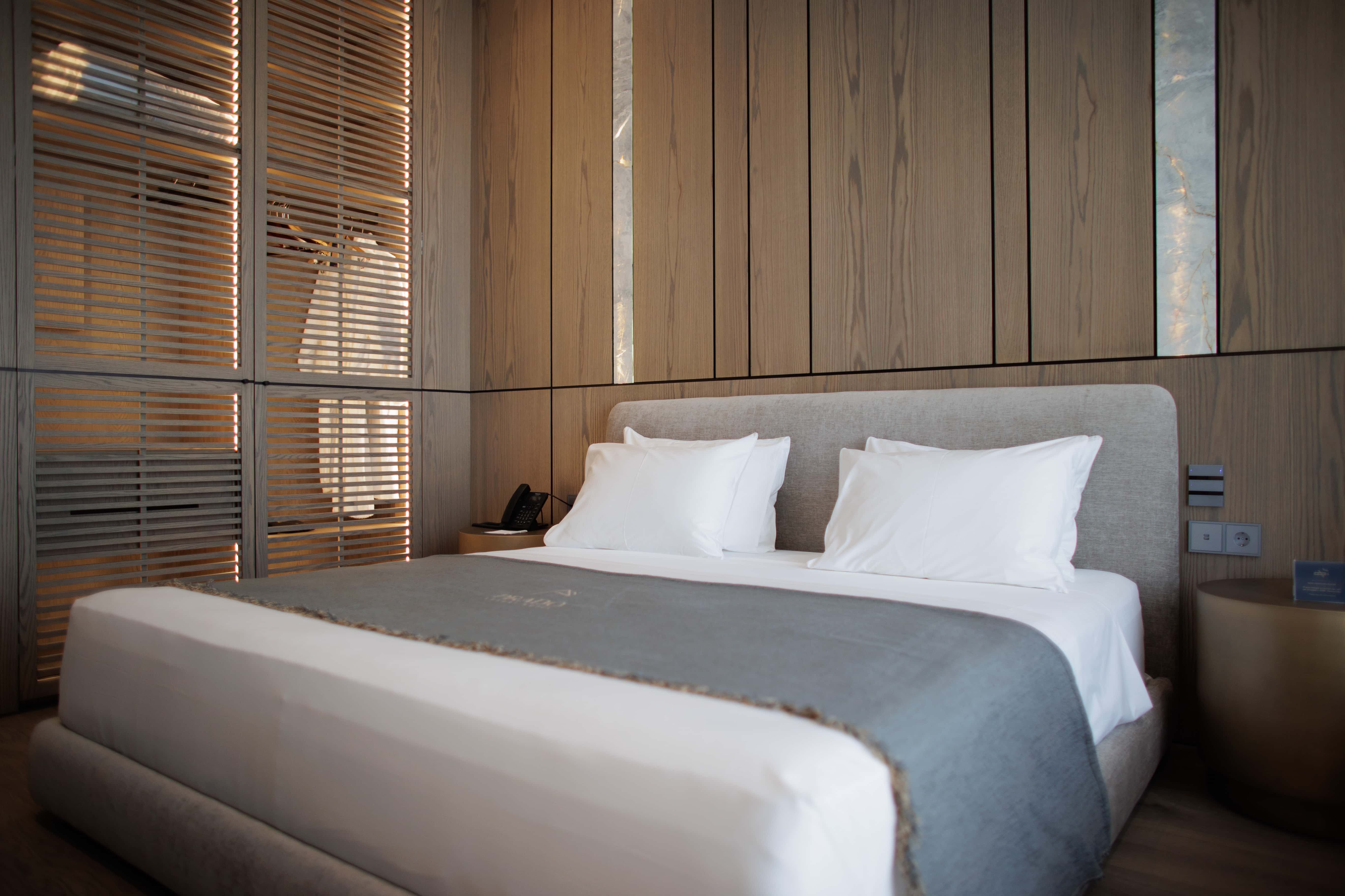 prado_luxury_hotel_room_standard_jacuzzi_bed_closet