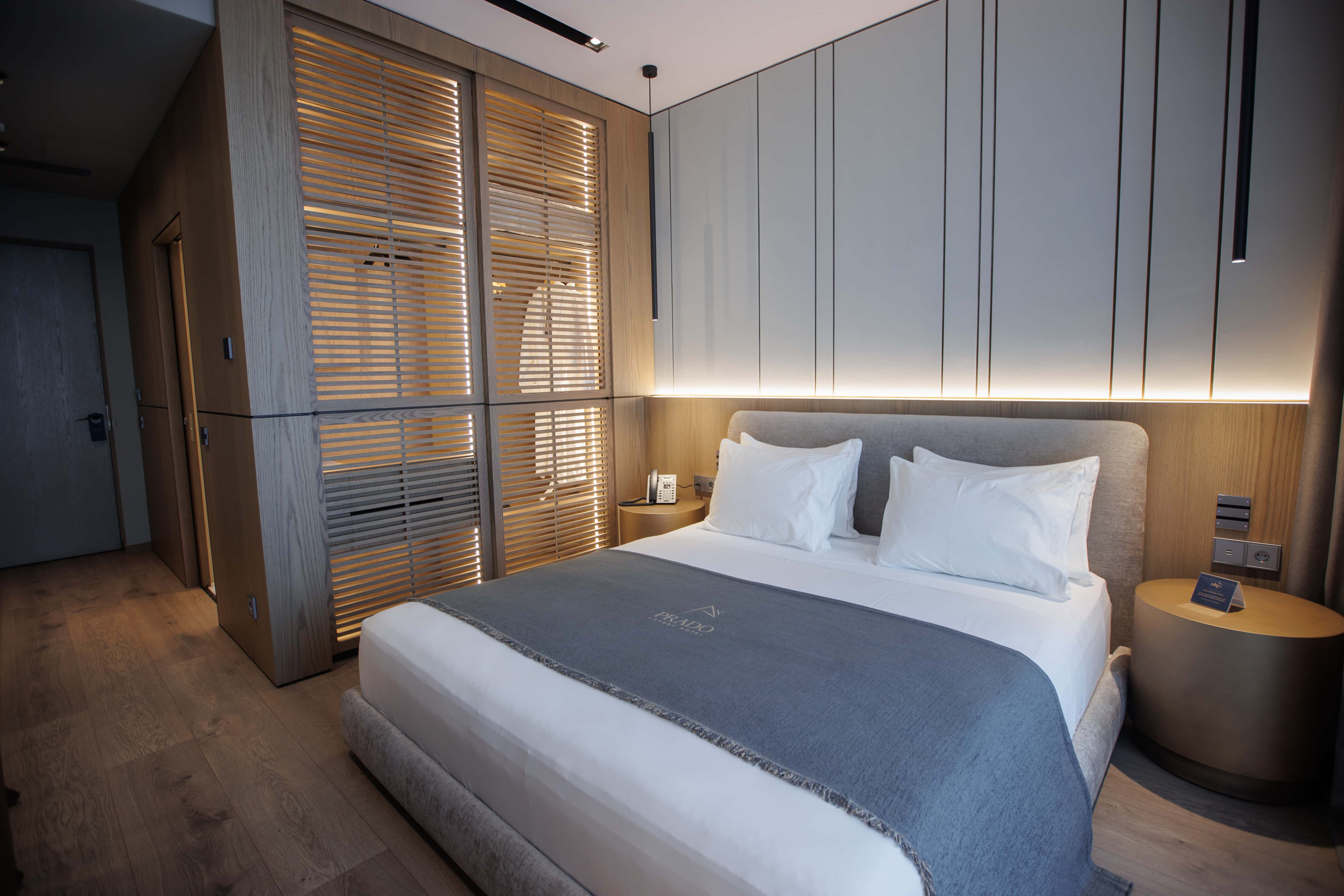prado_luxury_hotel_room_standard_jacuzzi_bed_frontal