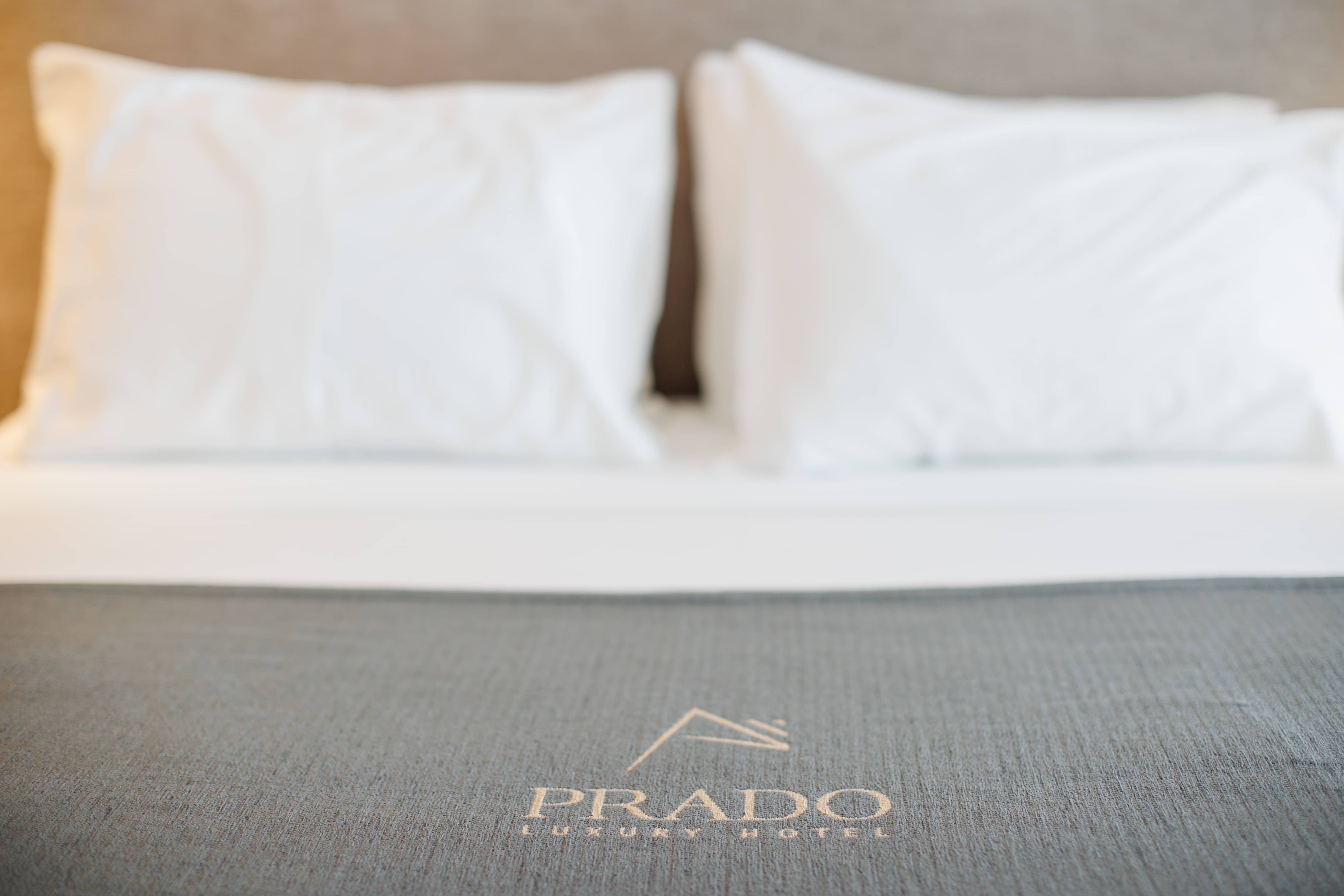 prado_luxury_hotel_room_standard_jacuzzi_bed_logo