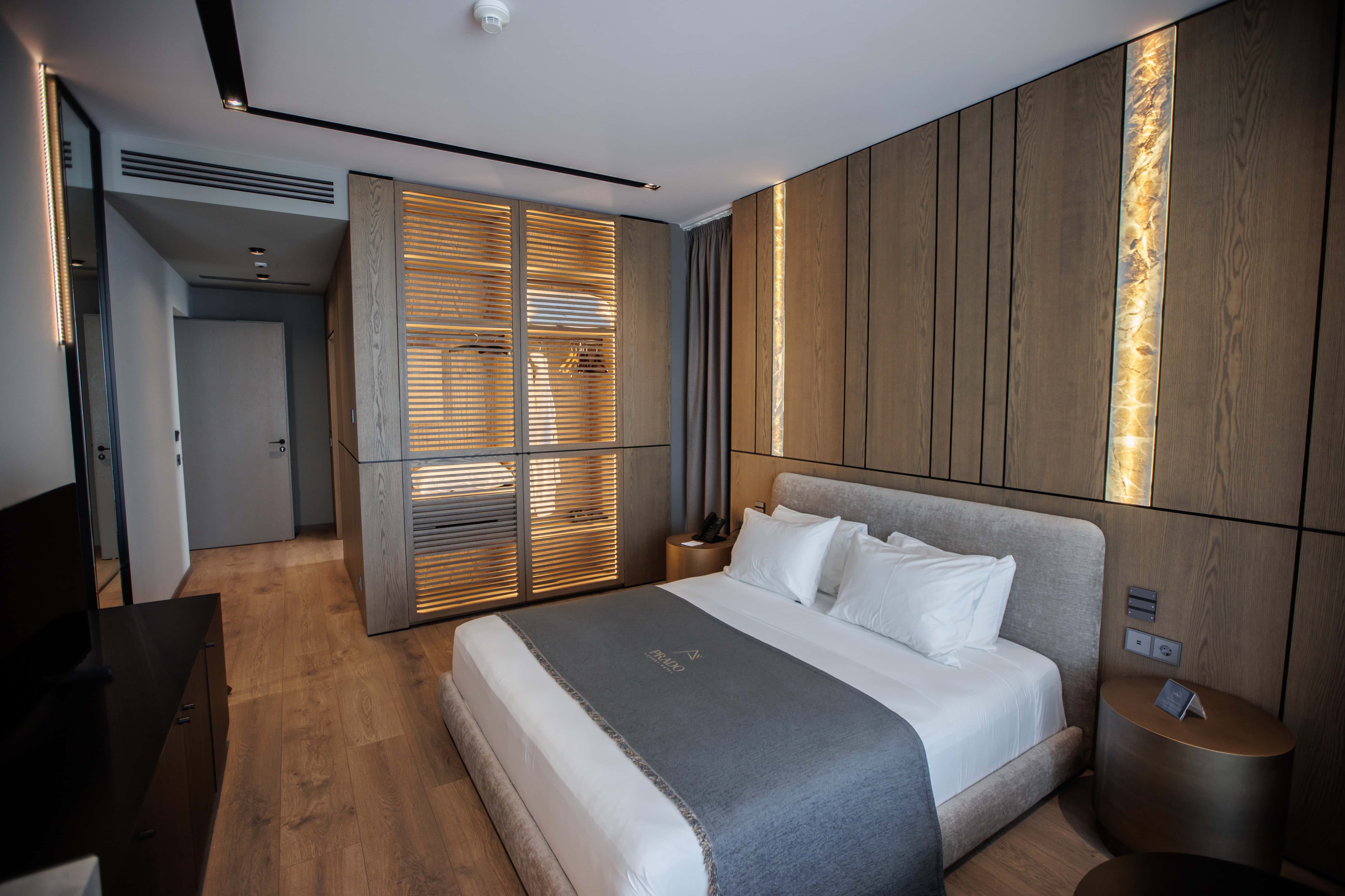prado_luxury_hotel_room_standard_jacuzzi_full_view