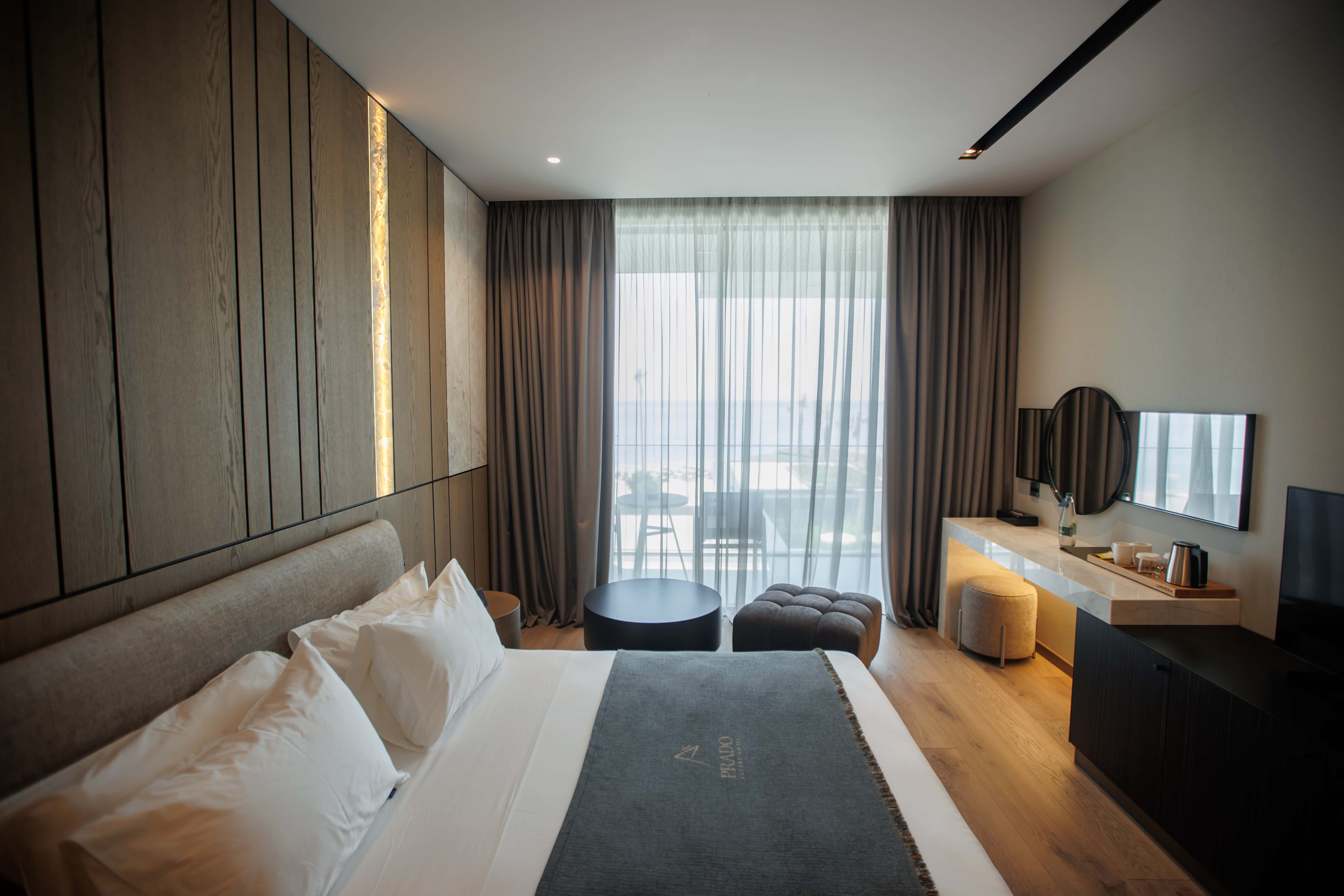 prado_luxury_hotel_room_standard_sea_view_bed_curtain
