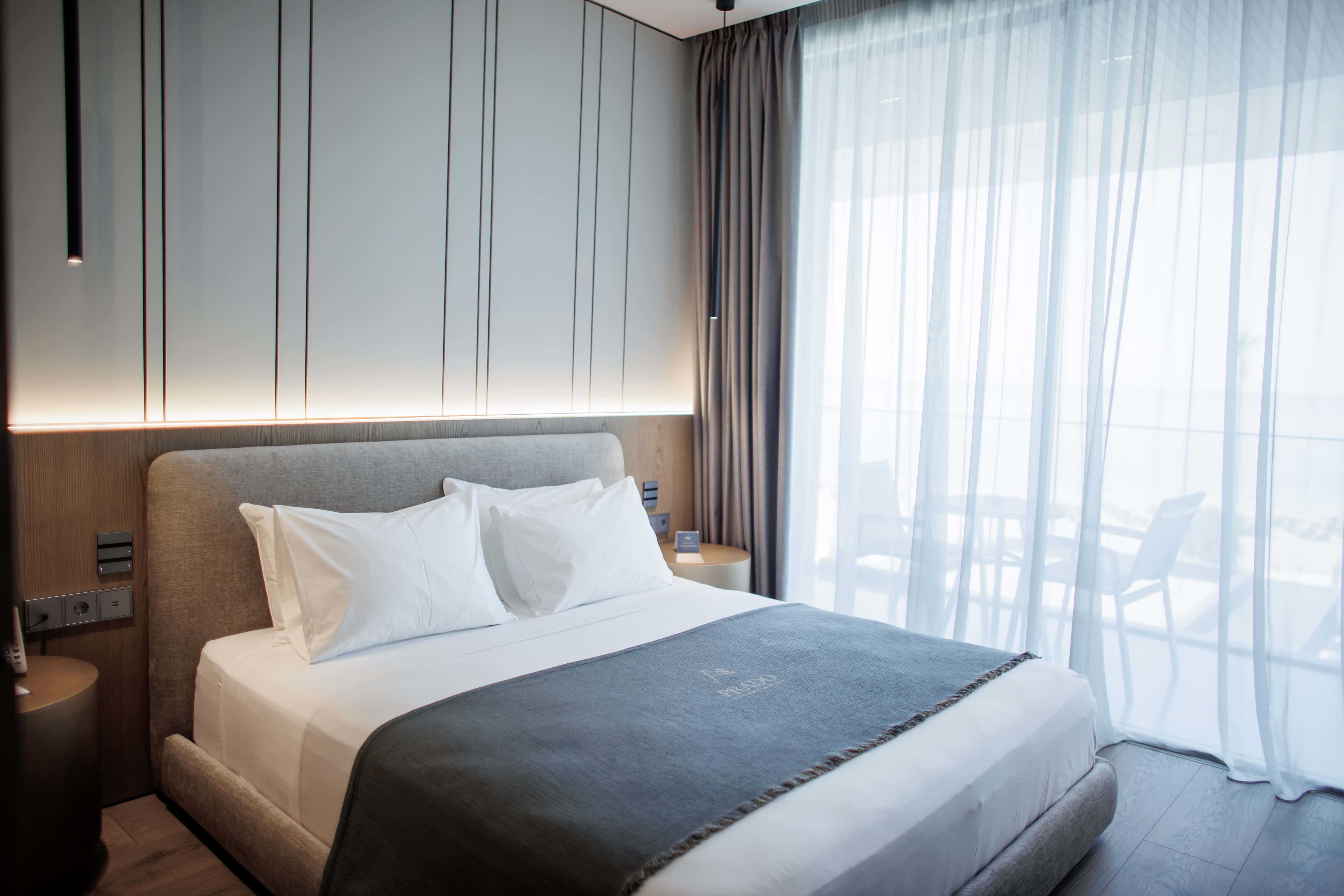 prado_luxury_hotel_room_standard_seaview_bed_balcony_light
