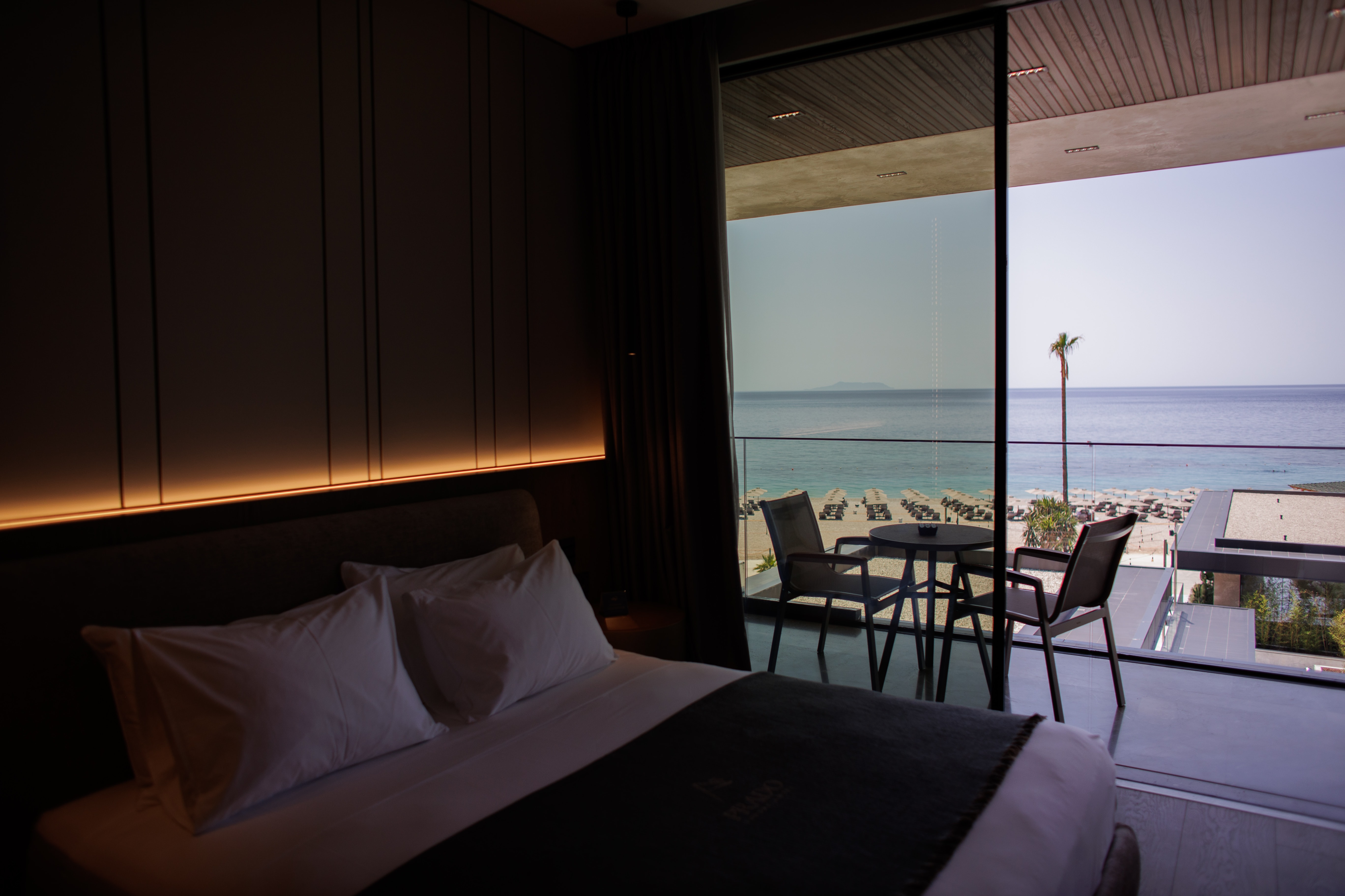 prado_luxury_hotel_room_standard_seaview_bed_lights