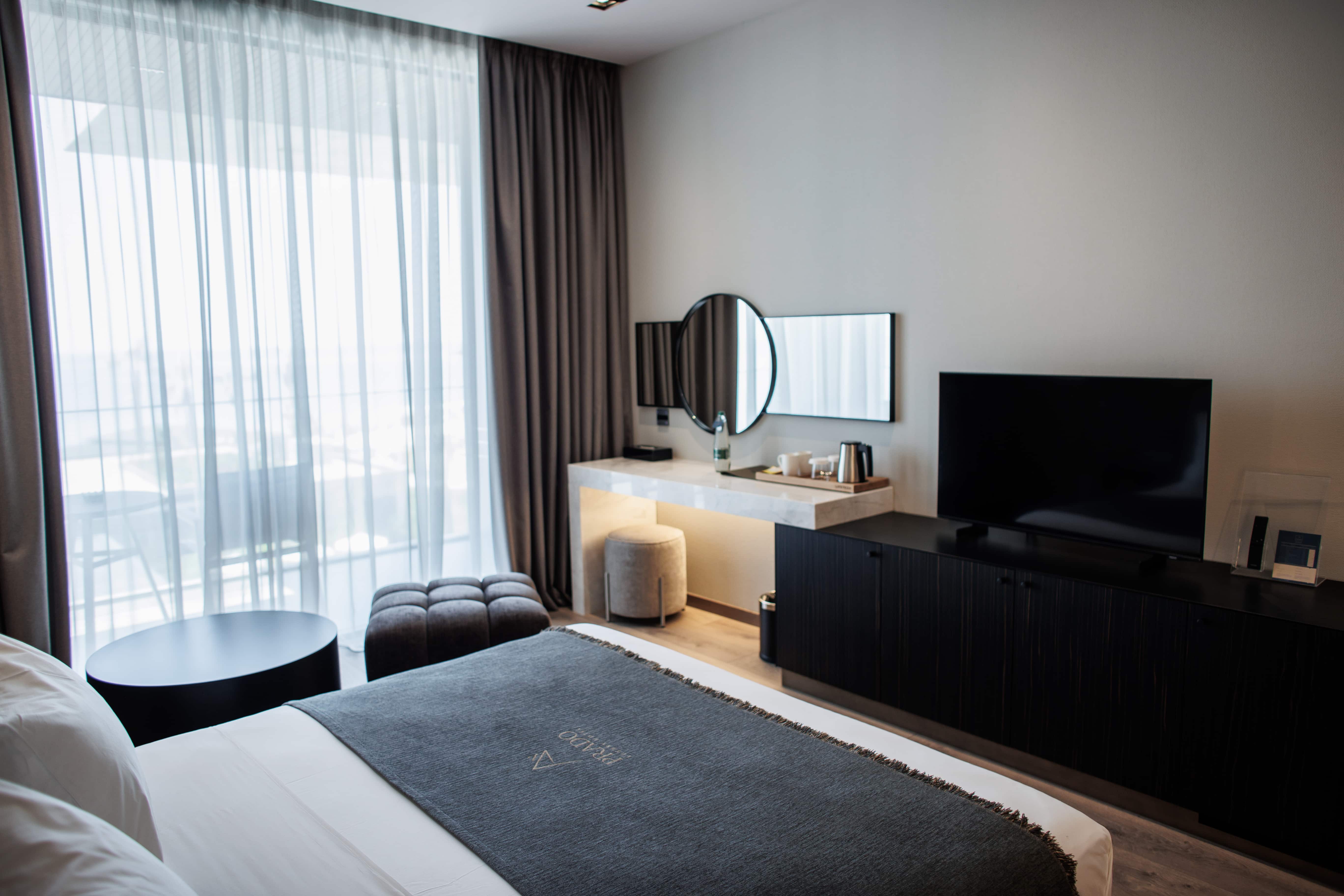prado_luxury_hotel_room_standard_seaview_bed_living_area